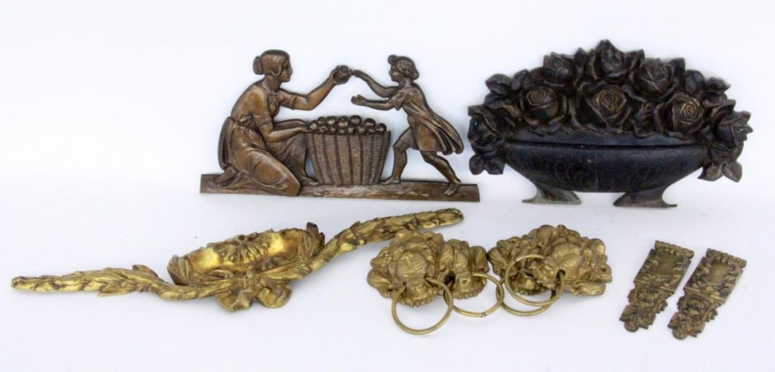 A LOT OF 9 APPLIQUES Bronze and brass. Keywords: miscellaneous pieces