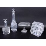 A LOT OF 4 GLASS ITEMS 2 crystal decanters with stoppers, height 24.5 and 41 cm and 2
