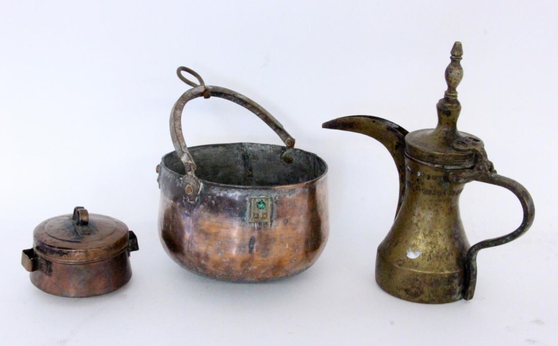 THREE ORIENTAL COPPER VESSELS. Keywords: container, miscellaneous pieces, Orient