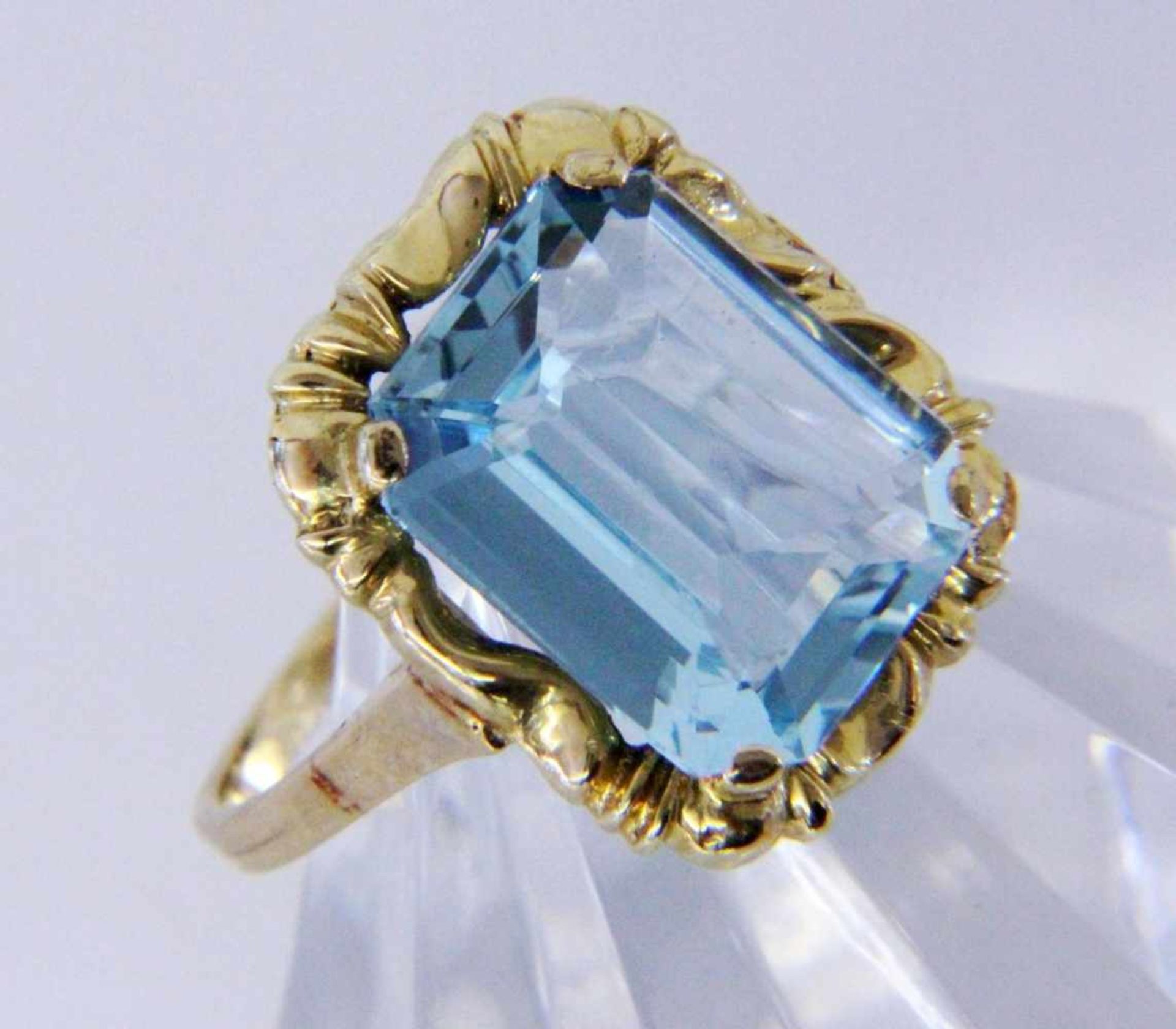 A LADIES RING 585/000 yellow gold with fine aquamarine of approximately 7.5ct. Ring size