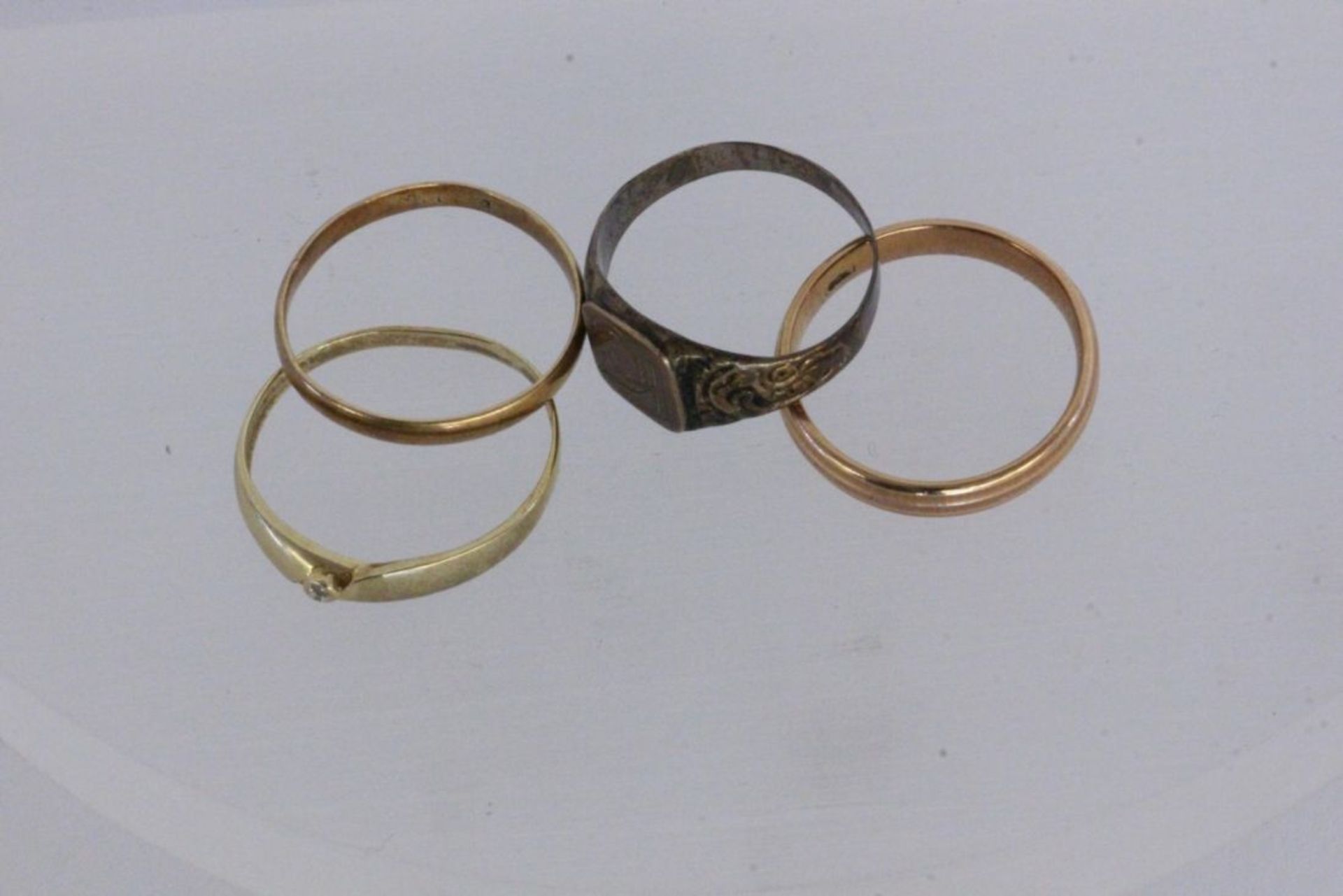 A LOT OF 4 GOLD RINGS 585/000 yellow gold, totalling approximately 6.5 grams. Keywords: