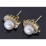 A PAIR OF STUD EARRINGS 585/000 yellow gold with pearls and diamonds, partly baguette cut.