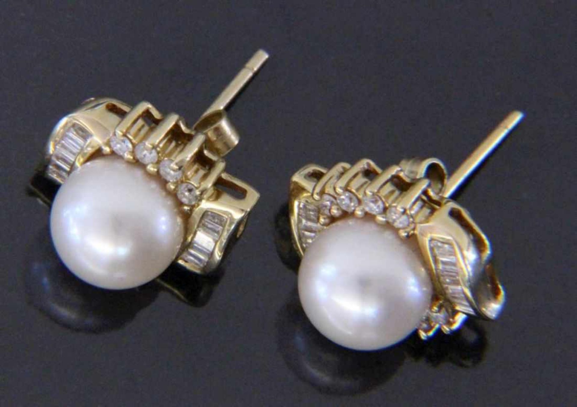 A PAIR OF STUD EARRINGS 585/000 yellow gold with pearls and diamonds, partly baguette cut.