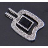 AN ART DECO PENDANT 585/000 white gold with sapphire and brilliant cut diamonds. 25 x 15