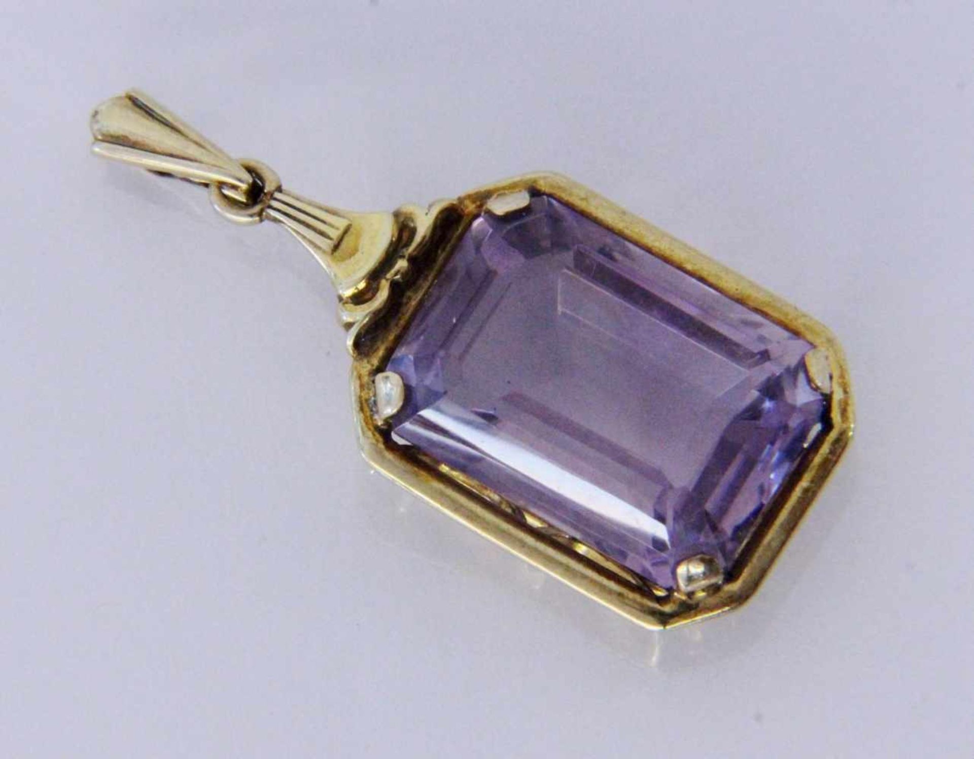 A PENDANT Silver, gold-plated with amethyst. 45 mm long, gross weight approx. 7.7 grams.