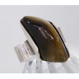 A LADIES RING, silver with tiger's eye. Ring size 60. Keywords: jewellery, women's