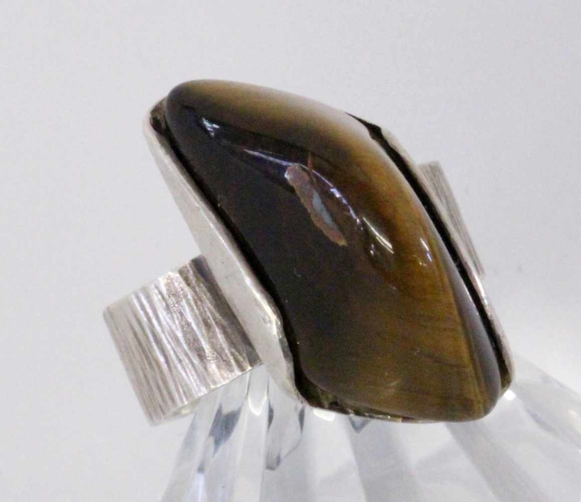 A LADIES RING, silver with tiger's eye. Ring size 60. Keywords: jewellery, women's