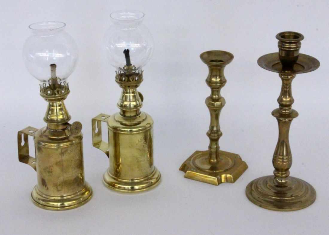 A LOT OF 4 BRASS ITEMS 2 paraffin lamps and 2 candlesticks. Keywords: lights, candlestand,