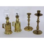 A LOT OF 4 BRASS ITEMS 2 paraffin lamps and 2 candlesticks. Keywords: lights, candlestand,
