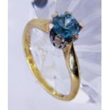 A LADIES RING 585/000 yellow gold with blue zircon. Ring size 53, gross weight approx. 3.3