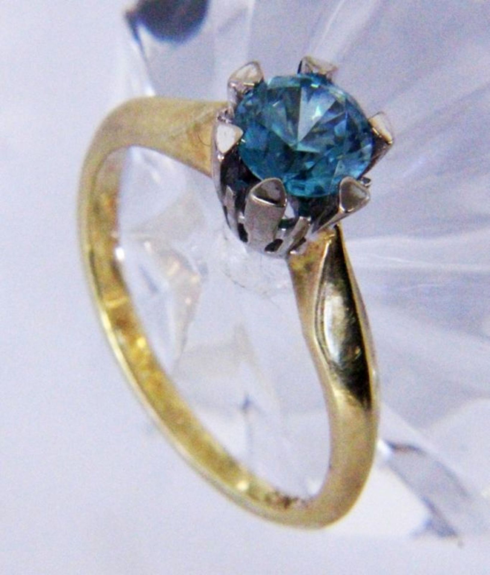 A LADIES RING 585/000 yellow gold with blue zircon. Ring size 53, gross weight approx. 3.3