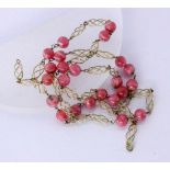 A NECKLACE WITH RHODOCHROSITE BEADS Silver, gold-plated. Diameter 9 mm, length 83.5 cm.