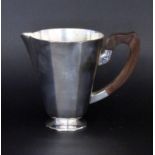 AN ART DECO JUG.Silver-plated metal with wooden handle. 17cm high: Keywords: varia,