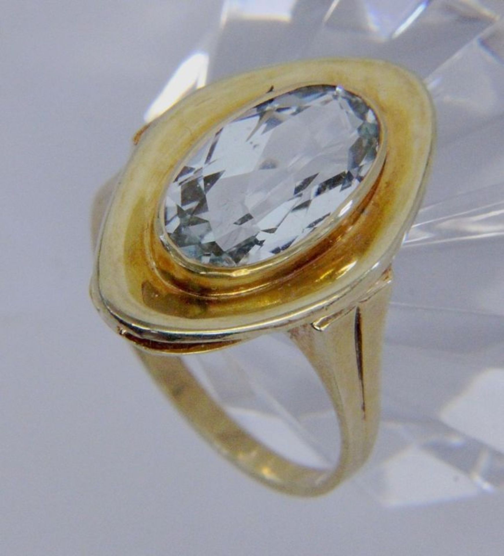 A LADIES RING 585/000 yellow gold with aquamarine. Ring size 58, gross weight approx. 4.2