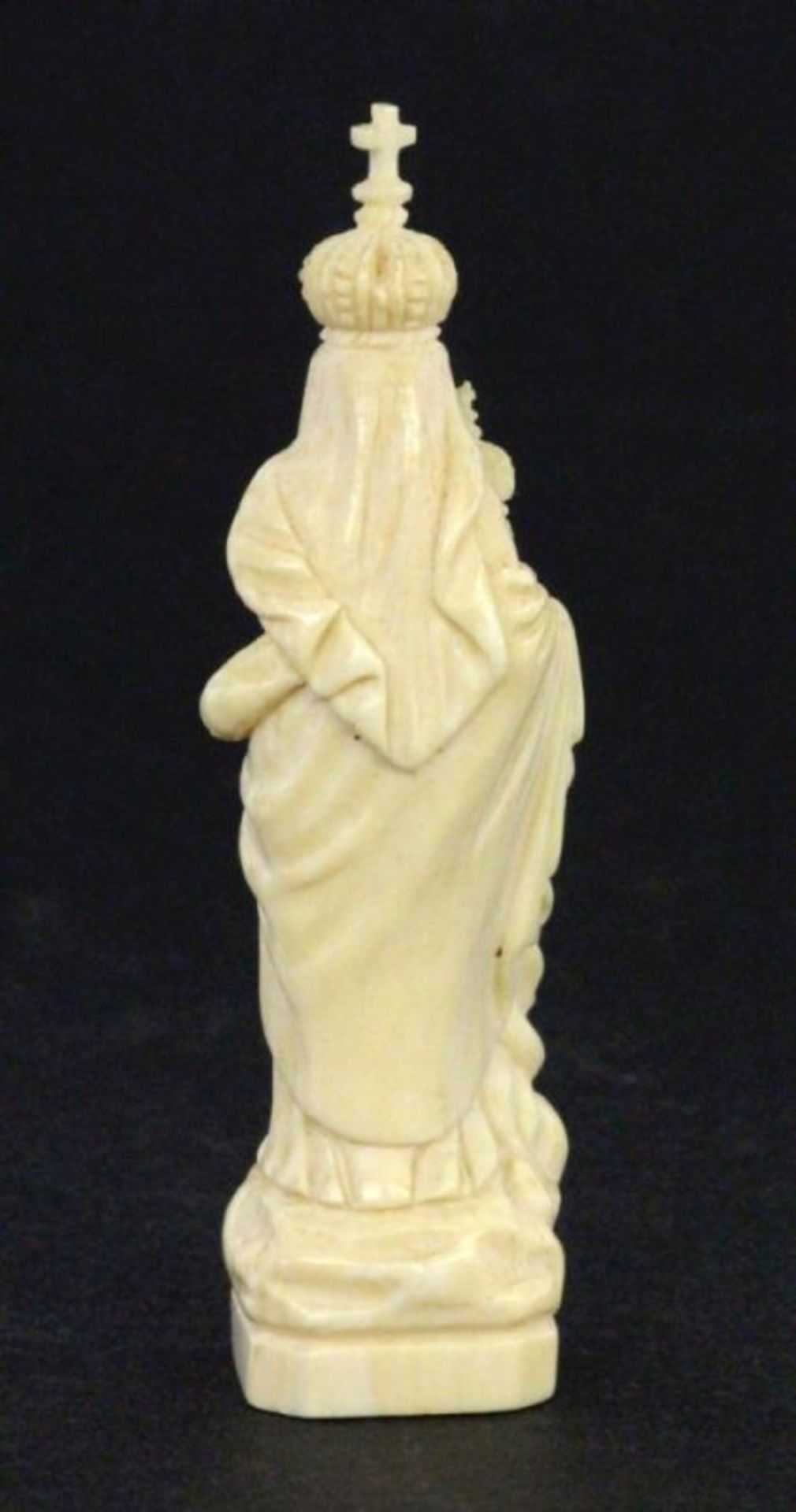 AN IVORY MADONNA France, 19th century Finely carved Madonna and Child made of ivory. In a - Bild 2 aus 4