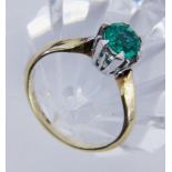 A LADIES RING 585/000 yellow gold with green gemstone. Ring size 54, gross weight approx.