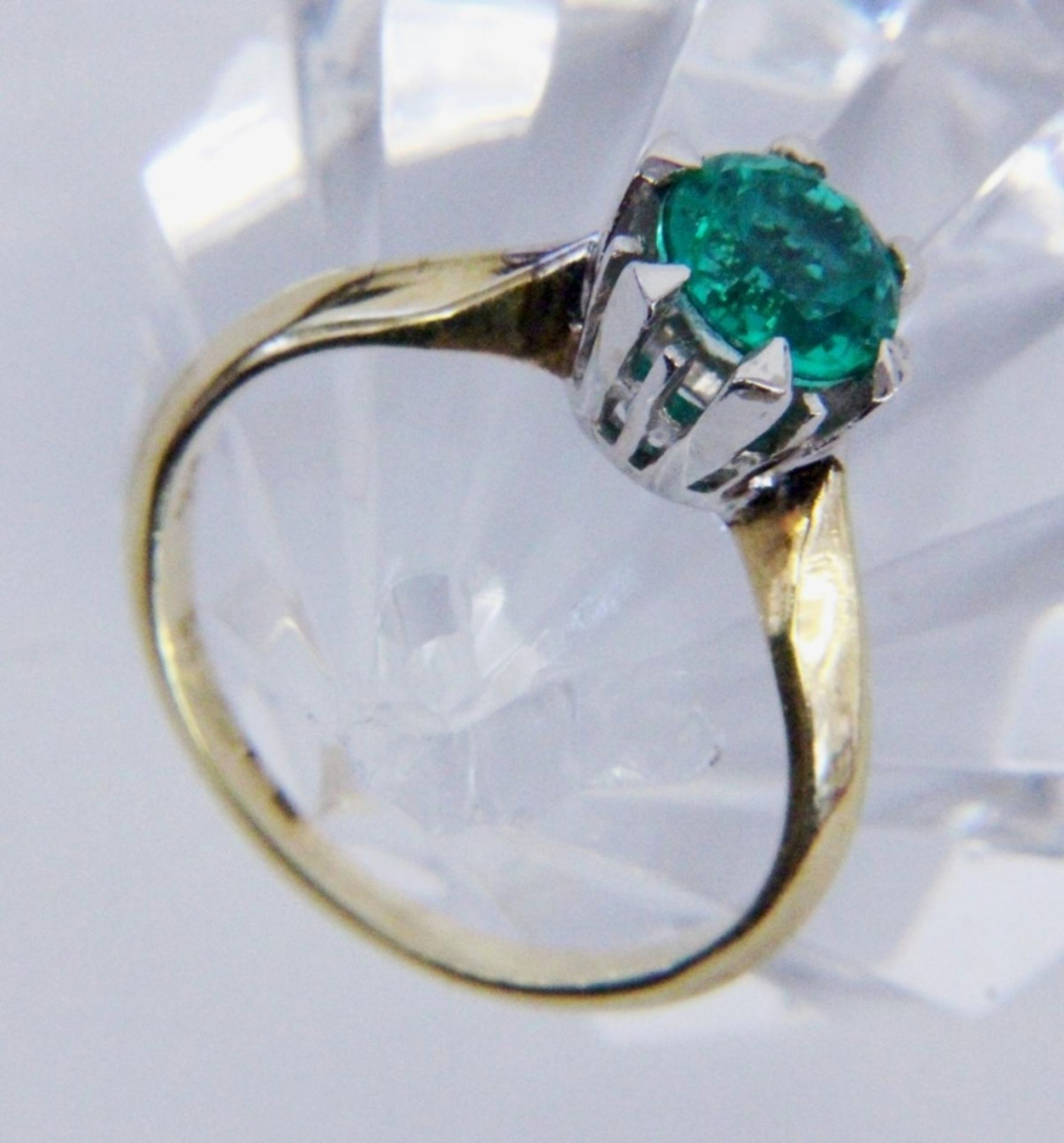 A LADIES RING 585/000 yellow gold with green gemstone. Ring size 54, gross weight approx.