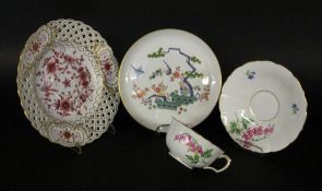 A LOT OF 4 MEISSEN PIECES 20th century Cup with saucer and 2 decorative plates. Painted,