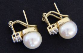 A PAIR OF STUD EARRINGS / CLIPS 585/000 yellow gold with cultured pearl measuring approx. 9 mm and 3