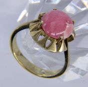 A LADIES RING 585/000 yellow gold with rhodochrosite. Ring size 55, gross weight approx.