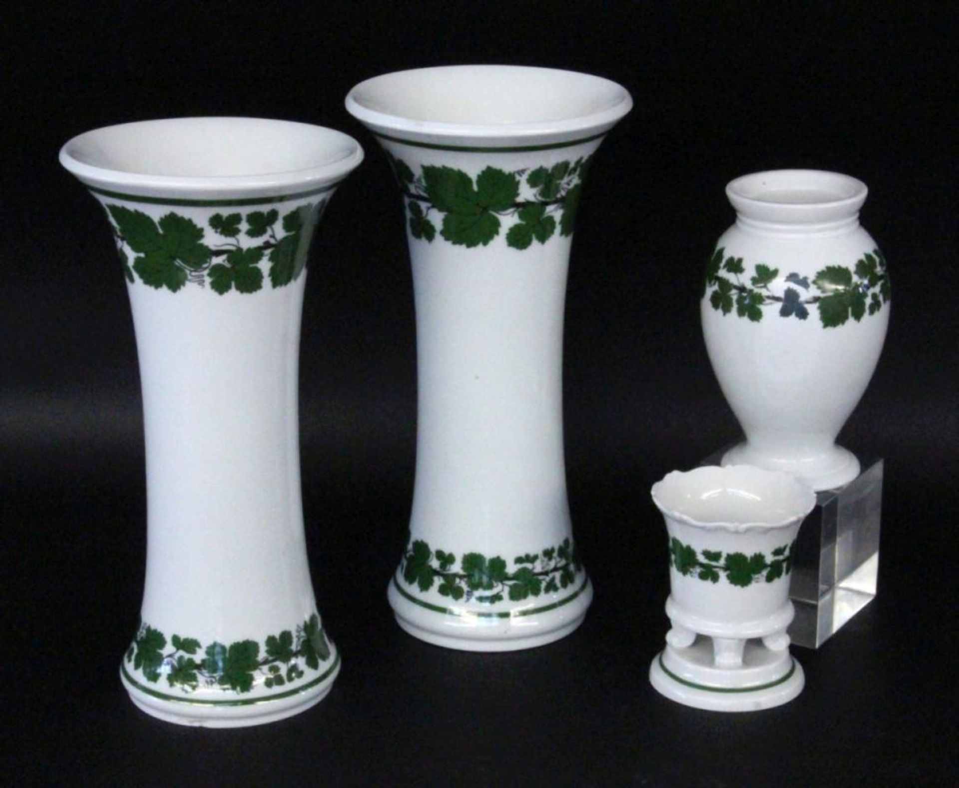 A LOT OF 4 VASES Meissen, 20th century Meissen circa 1900 Green vine leaves decoration.