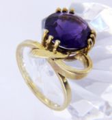 A LADIES RING 585/000 yellow gold with amethyst. Ring size 54, gross weight approx. 6.2