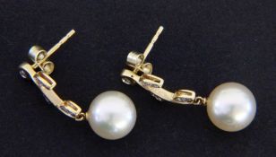 A PAIR OF PEARL DROP EARRINGS 585/000 yellow gold with small diamonds and pendant cultured pearl.