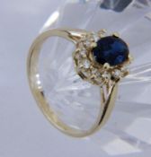 A COCKTAIL RING 585/000 yellow gold with oval Zambia sapphire and 12 brilliant cut diamonds. Ring