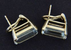 A PAIR OF STUD EARRINGS / CLIPS 585/000 yellow gold with aquamarines measuring approx. 14 x 10 mm.