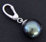 A PENDANT WITH CLIP 585/000 white gold with Tahitian pearl measuring approx. 12 mm. 3 cm long, gross