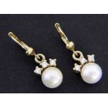 A PAIR OF DROP EARRINGS WITH PEARLS 585/000 yellow gold with cultured pearls measuring approx. 7