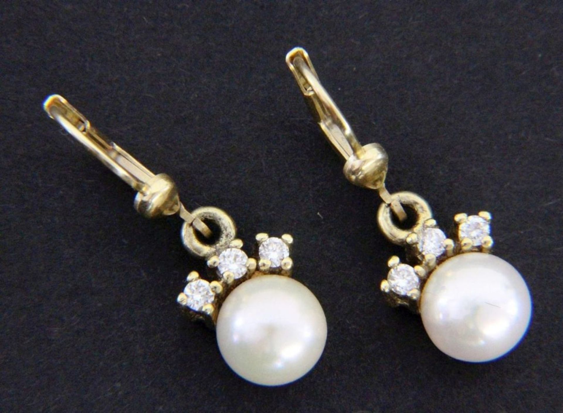 A PAIR OF DROP EARRINGS WITH PEARLS 585/000 yellow gold with cultured pearls measuring approx. 7