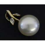 A PEARL PENDANT 750/000 yellow gold with small diamonds and beautiful cultured pearl with light gold