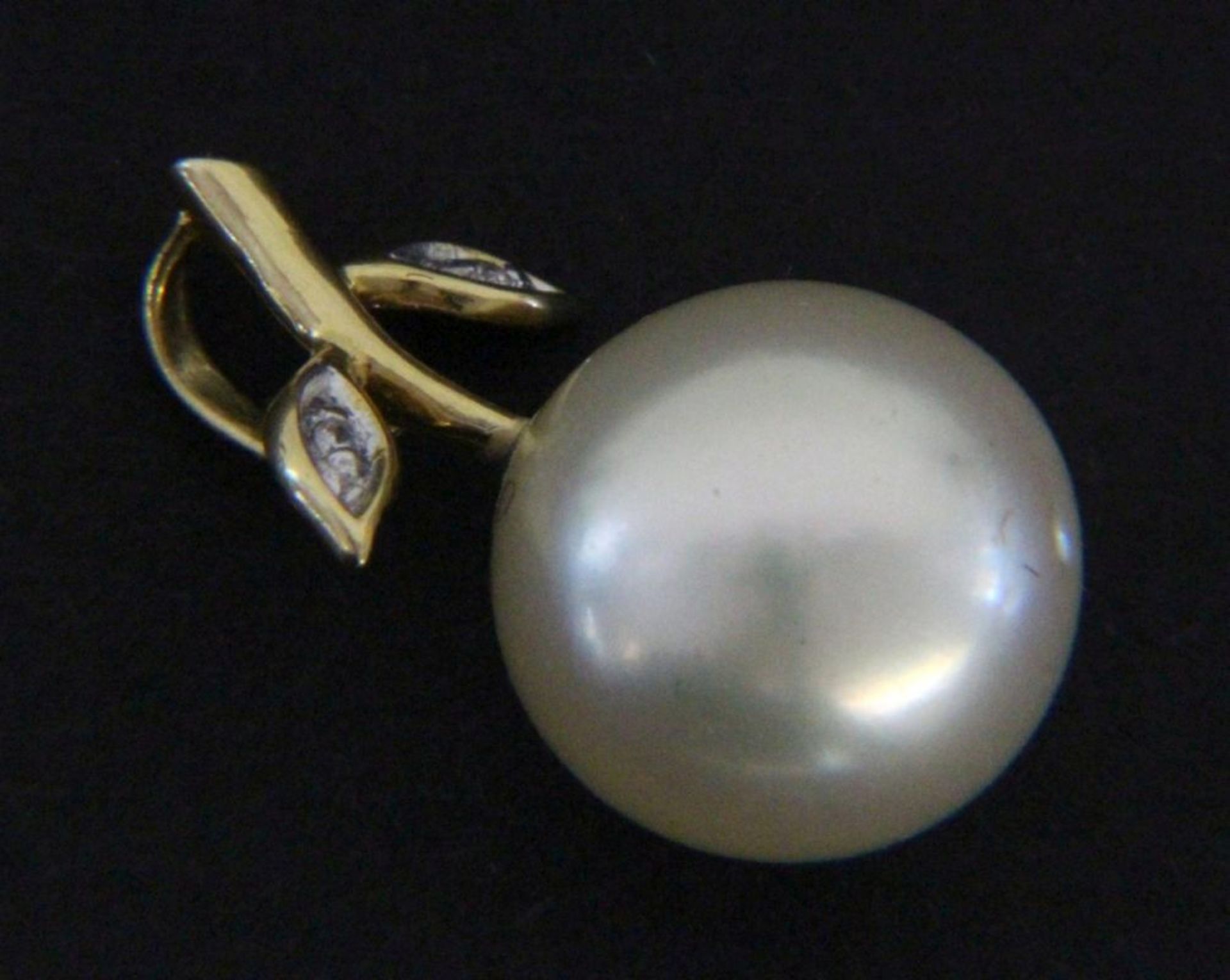 A PEARL PENDANT 750/000 yellow gold with small diamonds and beautiful cultured pearl with light gold