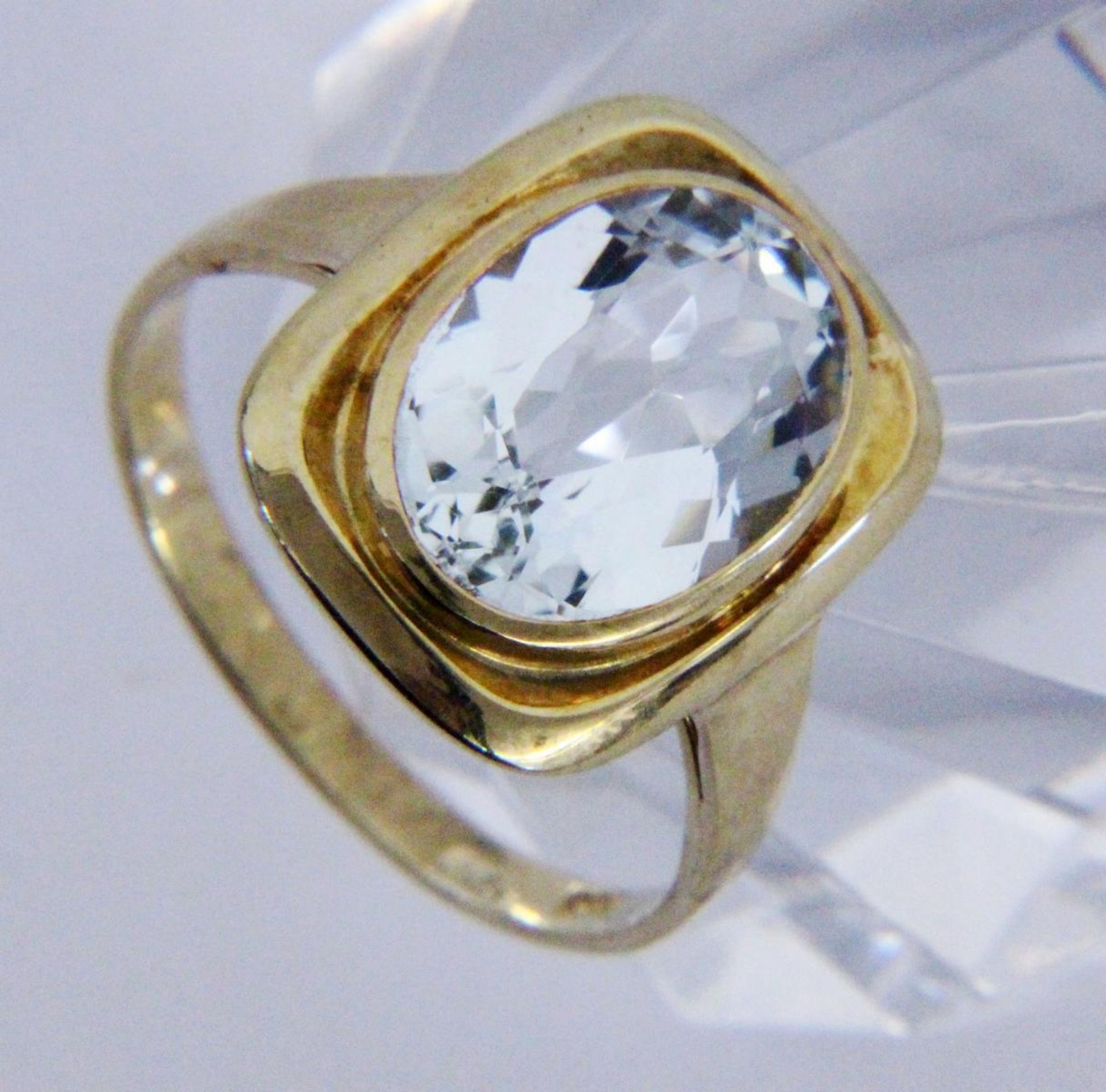 A LADIES RING 585/000 yellow gold with aquamarine. Ring size 57, gross weight approx. 3.7
