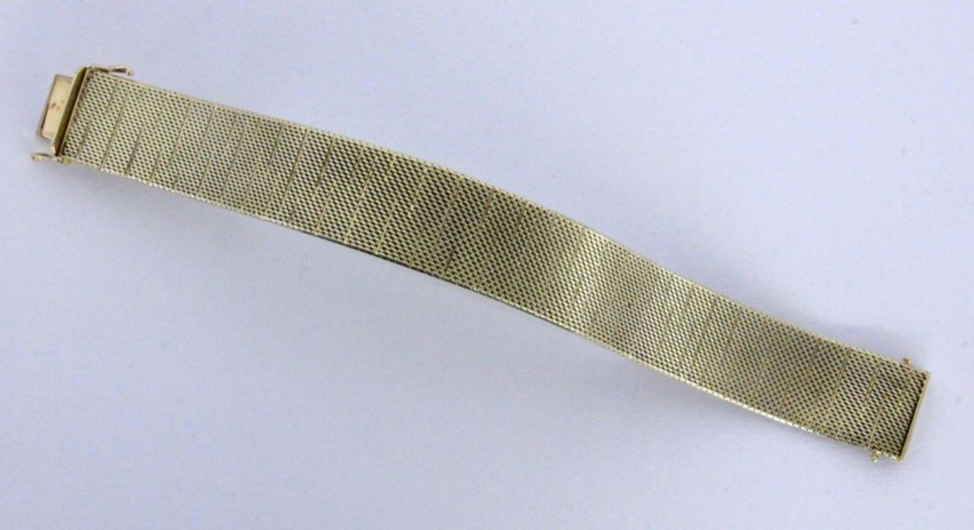 A BRACELET 585/000 yellow gold. 19 cm long, width 1.5 cm. Approx. 35 grams. Keywords: