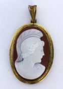 A PENDANT WITH AGATE CAMEO Silver, gold-plated. 45 mm long. Keywords: jewellery,