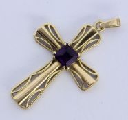 A CROSS PENDANT 750/000 yellow gold with amethyst. 5 cm long, gross weight approx. 7.5