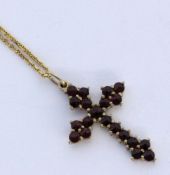 A CROSS PENDANT AND NECKLACE 375/000 yellow gold with garnets. 3 cm long. Collar, 585/000