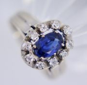 A LADIES RING 585/000 white gold with a blue sapphire, approx. 8 x 6 mm and 10 old-cut