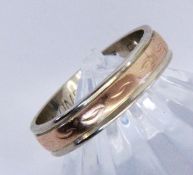 A WEDDING RING 585/000 yellow and white gold. Ring size 56, approx. 4 grams. Keywords: