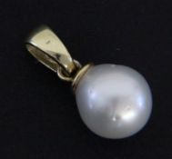 A PENDANT WITH CLIP 585/000 yellow gold and South Sea pearl of approx. 13 mm. gross weight approx. 6