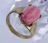A LADIES RING 585/000 yellow gold with rhodochrosite. Ring size 58, gross weight approx.