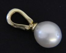 A PENDANT WITH SOUTH SEA PEARL 585/000 yellow gold. Pearls approx. 11 mm, gross weight approx. 3.3