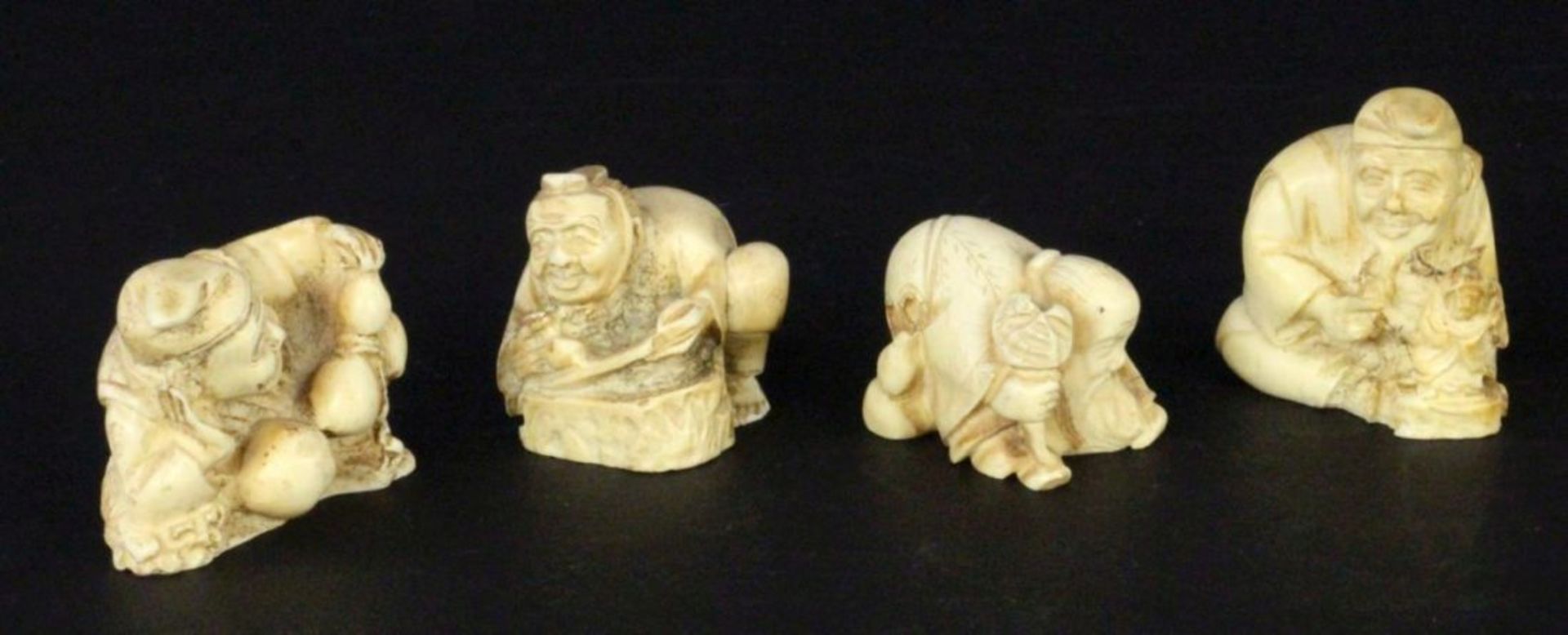 A LOT OF 4 NETSUKES 20th century Plastic. 2.5 - 4 cm. Keywords: miniature sculptures,