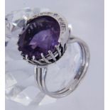 A LADIES RING 585/000 yellow gold with amethyst and brilliant cut diamonds. Ring size 55,