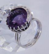 A LADIES RING 585/000 yellow gold with amethyst and brilliant cut diamonds. Ring size 55,
