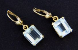 A PAIR OF DROP EARRINGS 585/000 yellow gold with aquamarines measuring approx. 8 x 10 mm. 2.5 cm