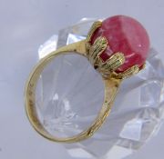 A LADIES RING 585/000 yellow gold with rhodochrosite. Ring size 56, gross weight approx.