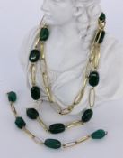 A NECKLACE AND A BRACELET 585/000 yellow gold with jade. 76.5 cm long. Bracelet 333/000